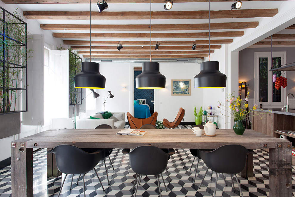 Стильный дизайн: столовая в стиле фьюжн с белыми стенами и полом из керамической плитки - последний тренд