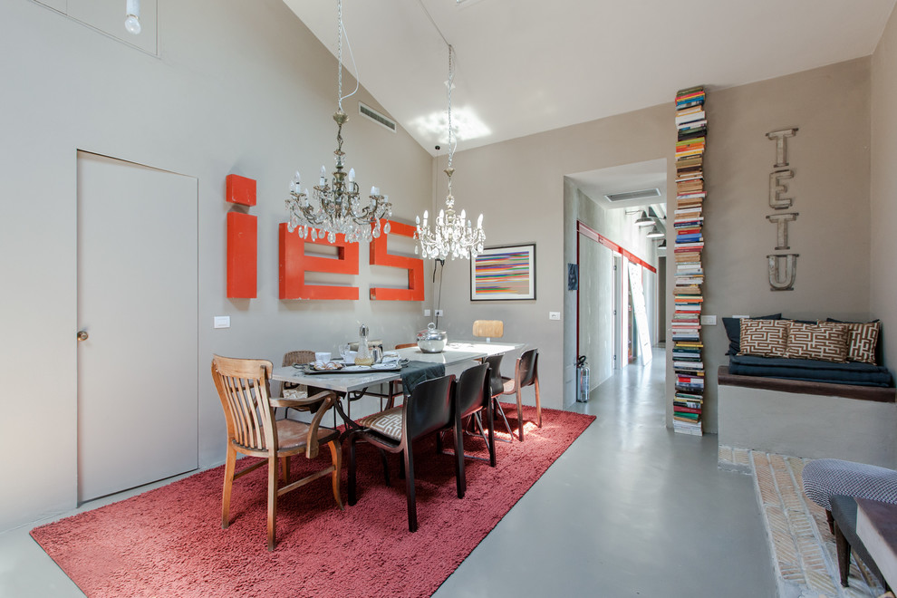 Cette photo montre une salle à manger ouverte sur le salon tendance de taille moyenne avec un mur beige, sol en béton ciré et un sol gris.