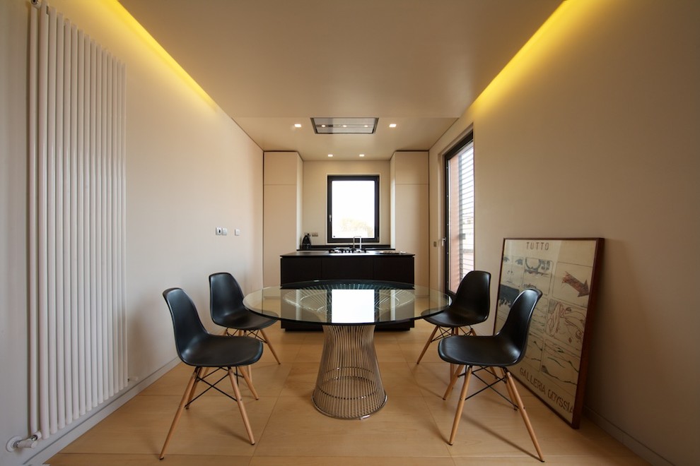Immagine di una sala da pranzo aperta verso il soggiorno minimal di medie dimensioni con pareti beige e pavimento con piastrelle in ceramica