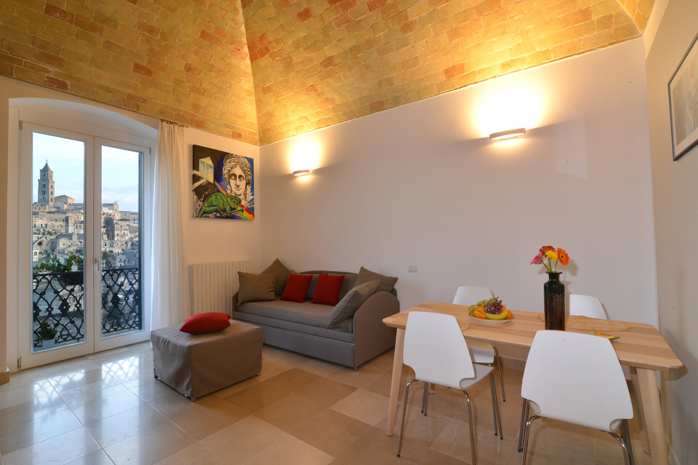 Свежая идея для дизайна: маленькая гостиная-столовая в современном стиле с белыми стенами, полом из керамической плитки и бежевым полом для на участке и в саду - отличное фото интерьера