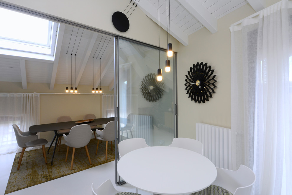 Esempio di una piccola sala da pranzo aperta verso la cucina minimal con pareti beige