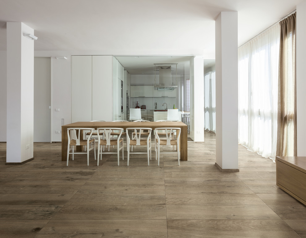 Esempio di una sala da pranzo minimalista con pareti bianche, pavimento in gres porcellanato e pavimento marrone