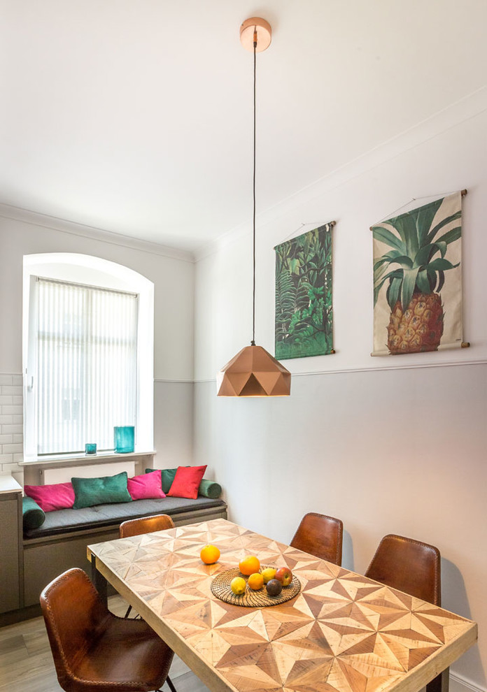 Kleine Moderne Wohnküche ohne Kamin mit hellem Holzboden und braunem Boden in Berlin