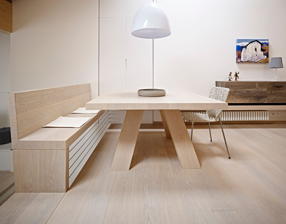 Свежая идея для дизайна: столовая в современном стиле с белыми стенами и светлым паркетным полом - отличное фото интерьера