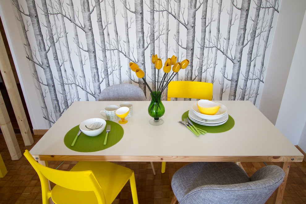 Foto de comedor escandinavo grande abierto con paredes blancas y suelo de madera clara