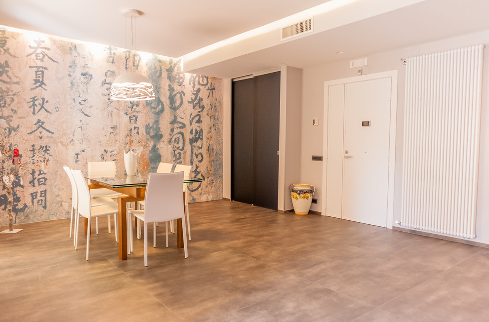 Foto di una sala da pranzo aperta verso il soggiorno minimalista di medie dimensioni con pareti grigie, pavimento in gres porcellanato e pavimento grigio