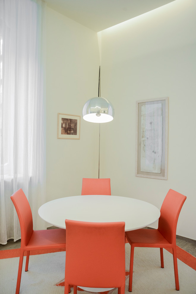Exemple d'une salle à manger ouverte sur le salon tendance avec un mur blanc, parquet peint et un sol marron.