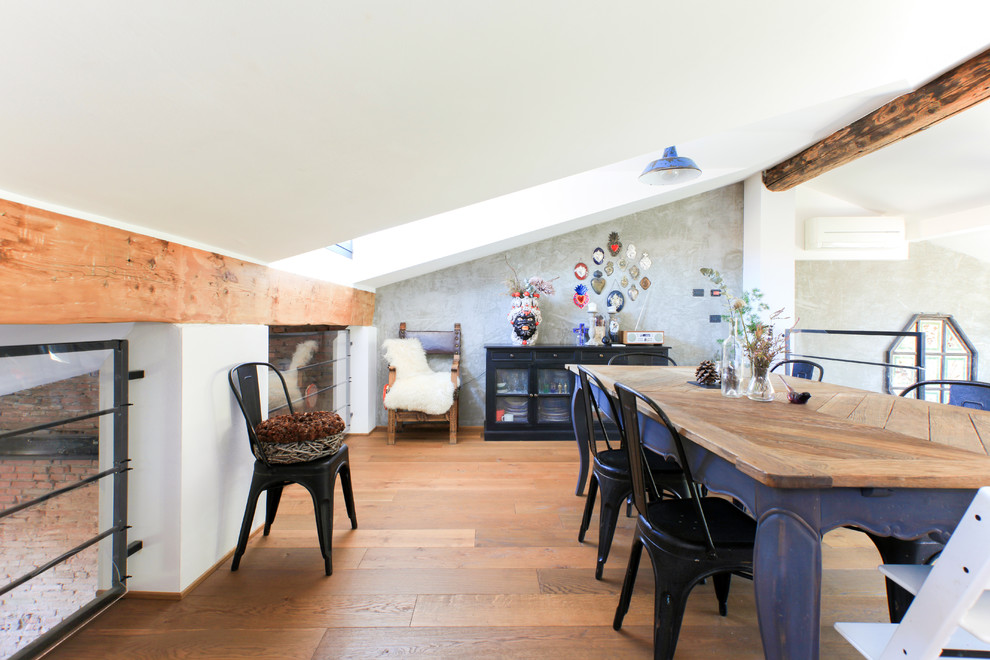 Ispirazione per una sala da pranzo mediterranea con pareti bianche, pavimento in legno massello medio e pavimento marrone