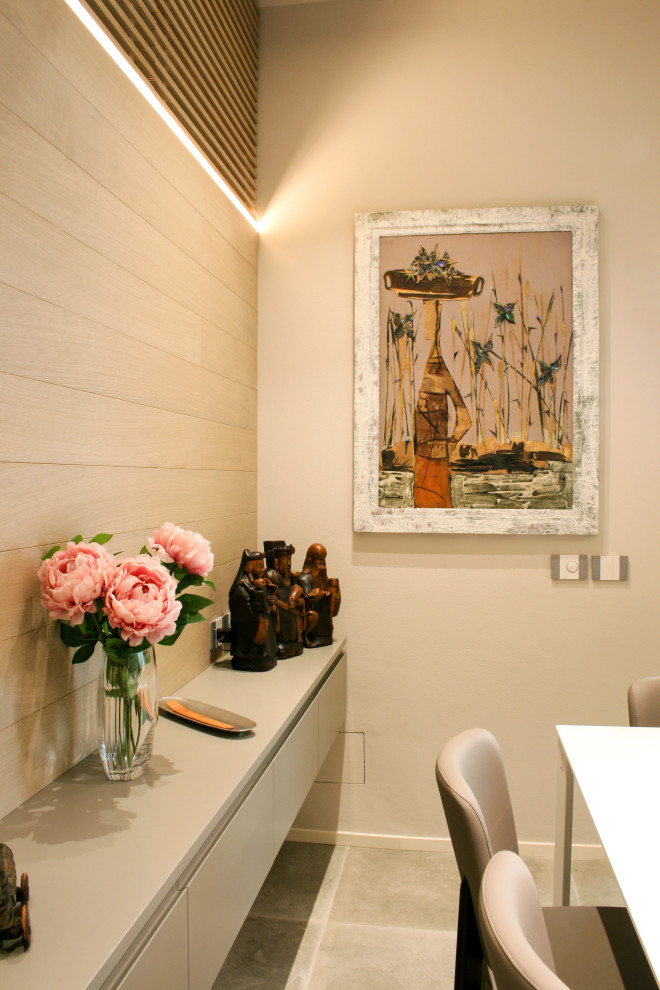 На фото: маленькая гостиная-столовая в стиле модернизм с серыми стенами, полом из керамогранита и серым полом для на участке и в саду с