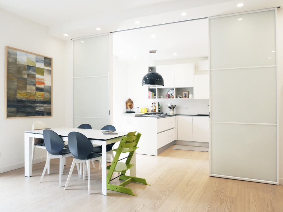 Idee per una sala da pranzo contemporanea di medie dimensioni con pareti bianche, pavimento beige e pavimento in gres porcellanato