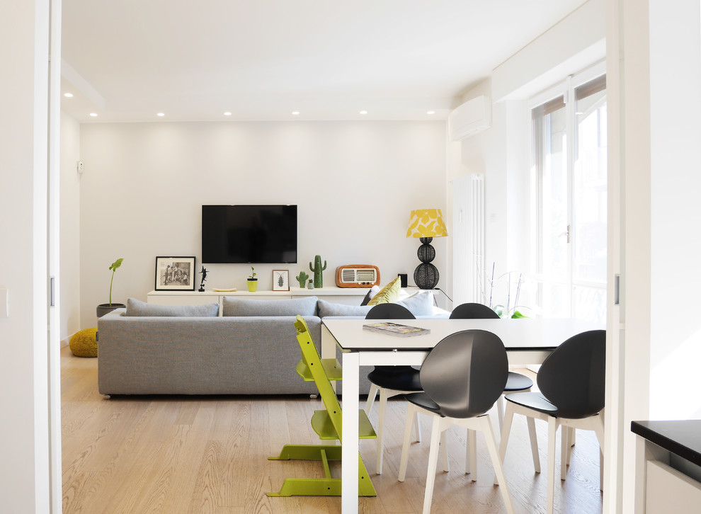 Foto di una sala da pranzo minimalista di medie dimensioni con pareti bianche, pavimento in gres porcellanato e pavimento beige