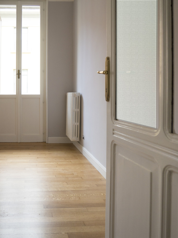 Свежая идея для дизайна: гостиная-столовая среднего размера в стиле ретро с серыми стенами, деревянным полом и бежевым полом - отличное фото интерьера
