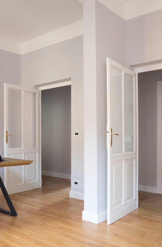 Inspiration pour une salle à manger ouverte sur le salon vintage de taille moyenne avec un mur gris, parquet peint et un sol beige.