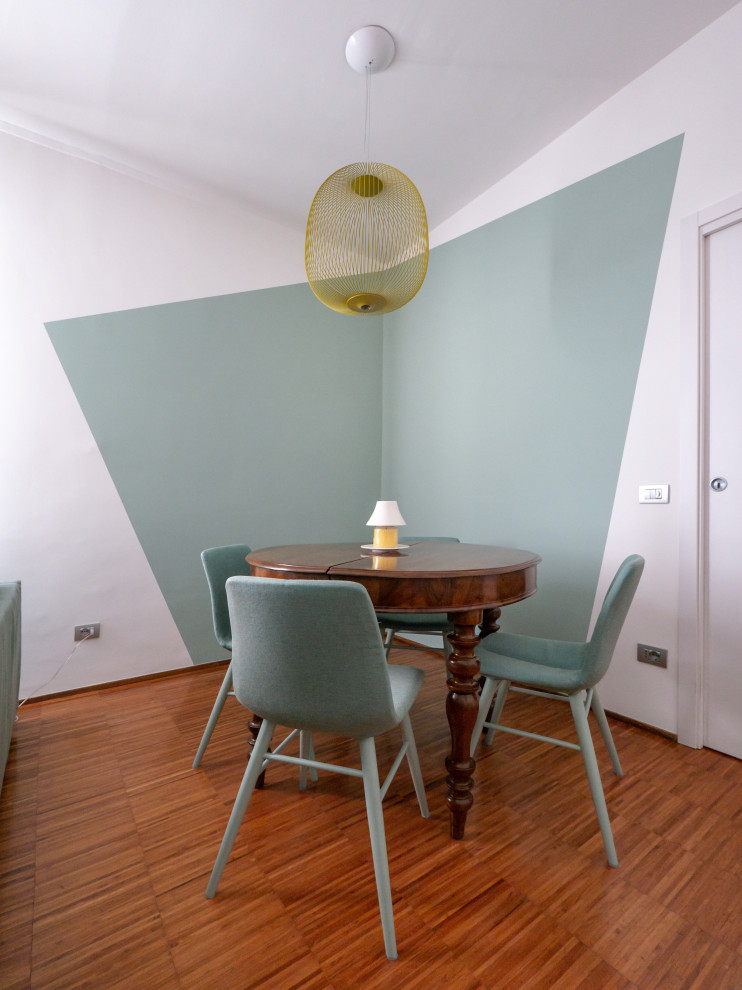 Esempio di una sala da pranzo minimal con pareti multicolore e parquet scuro