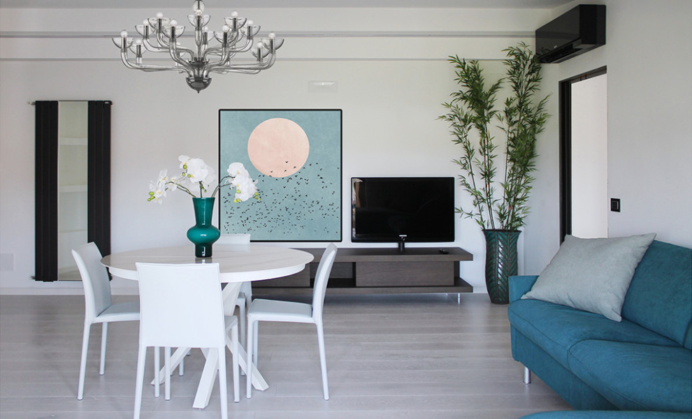 Ispirazione per una sala da pranzo aperta verso il soggiorno minimal di medie dimensioni con pareti bianche e pavimento grigio