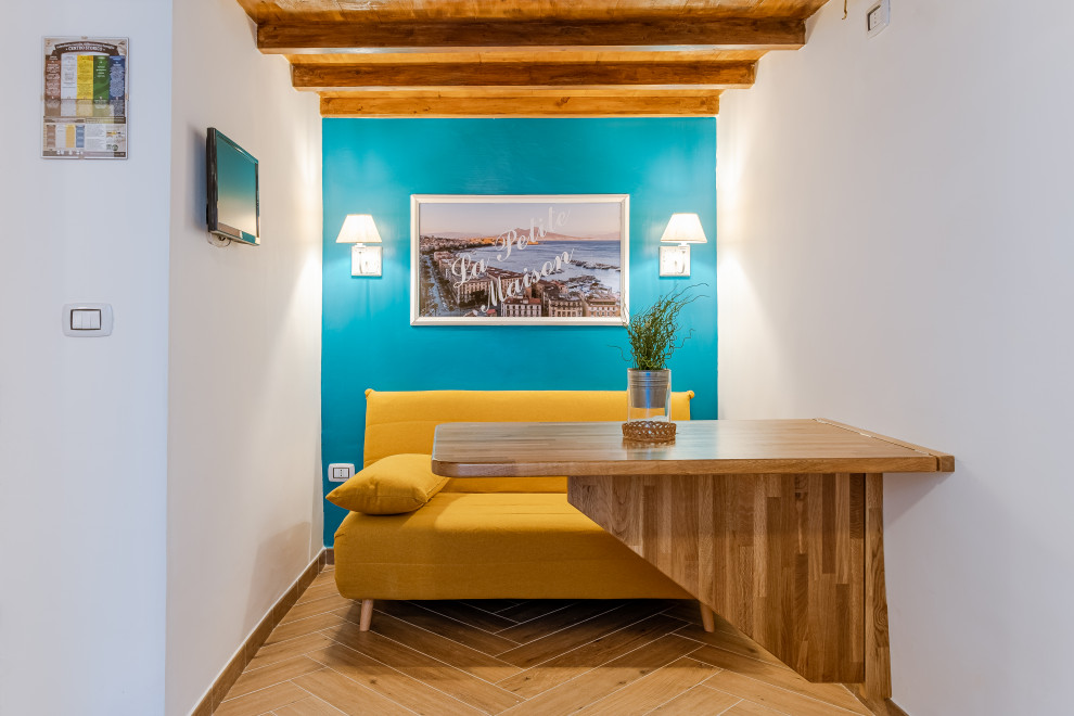 Aménagement d'une petite salle à manger ouverte sur le salon campagne avec un mur multicolore, un sol en carrelage de porcelaine et un sol beige.