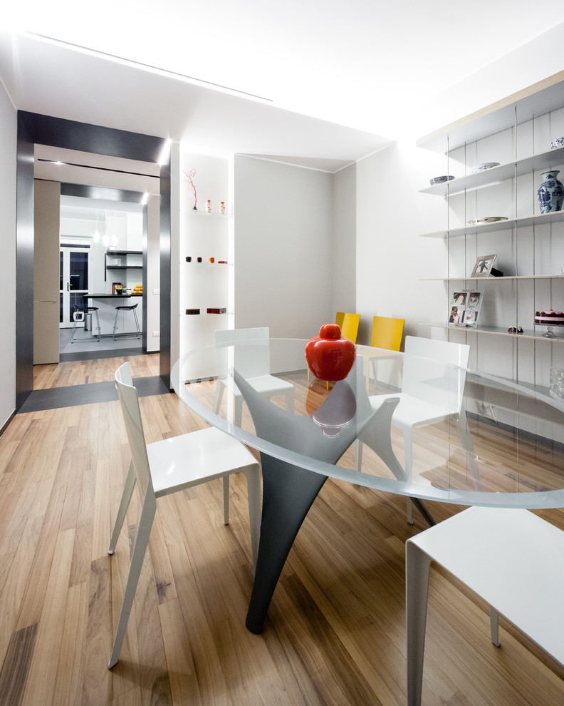 Ispirazione per una sala da pranzo aperta verso il soggiorno minimal di medie dimensioni con pareti bianche e parquet chiaro