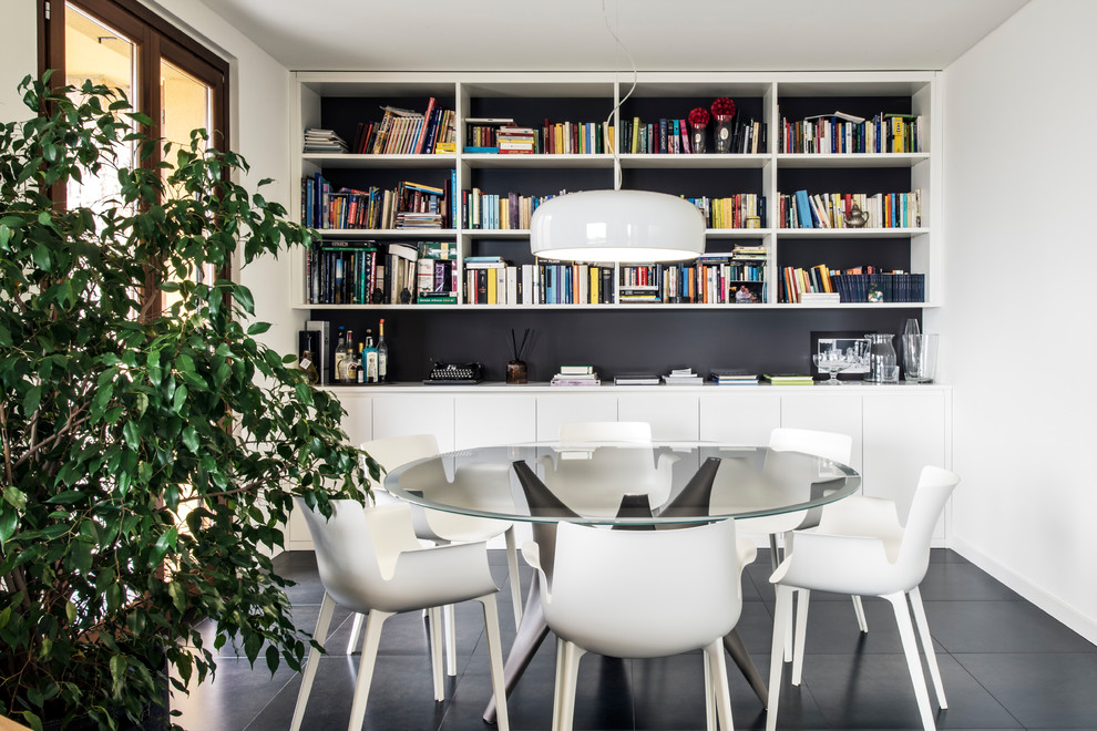 Ispirazione per una grande sala da pranzo aperta verso il soggiorno minimal con pareti bianche, pavimento in ardesia e pavimento nero