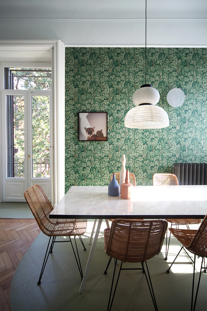 На фото: гостиная-столовая среднего размера в стиле фьюжн с зелеными стенами, деревянным полом и фиолетовым полом без камина с