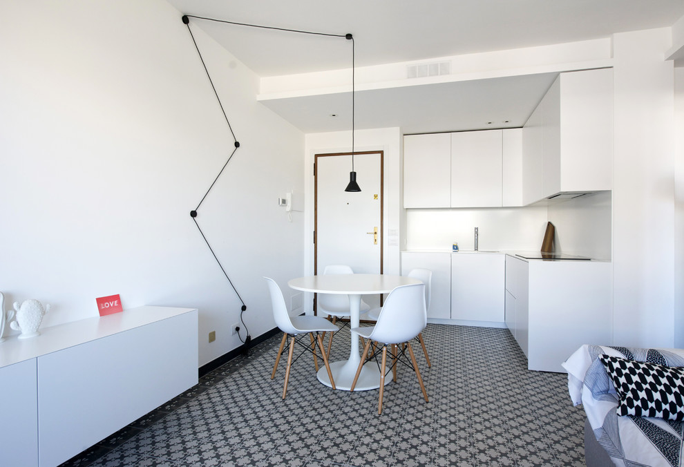 Inspiration pour une salle à manger ouverte sur la cuisine design avec un mur blanc et un sol multicolore.