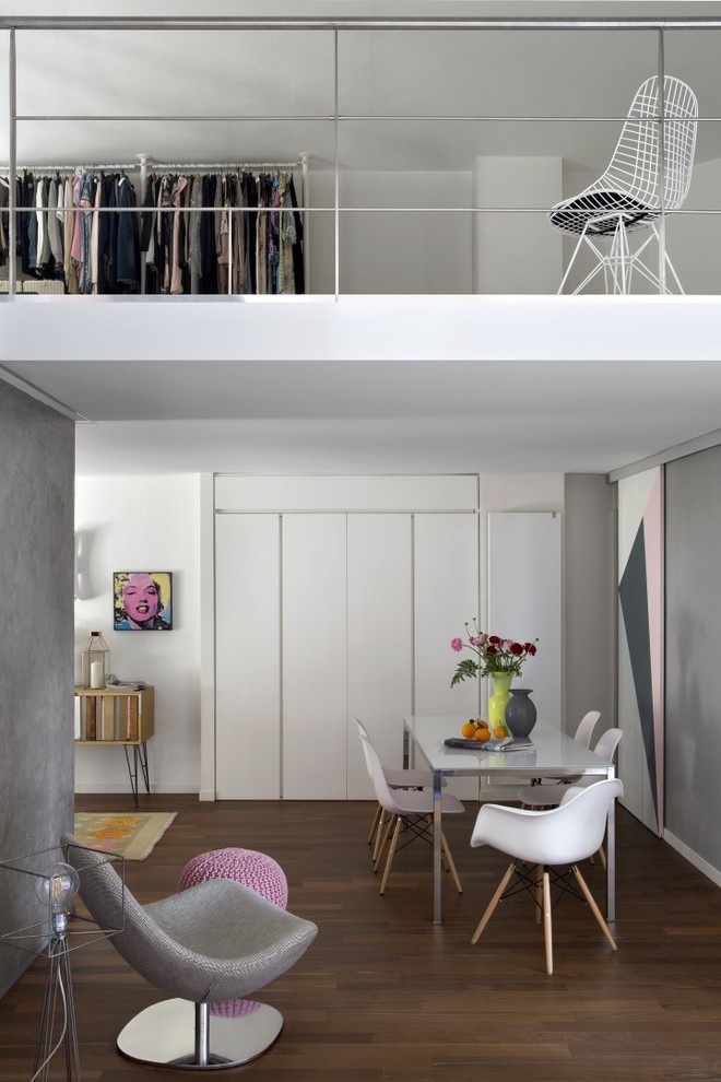 Esempio di una piccola sala da pranzo aperta verso il soggiorno design con pareti bianche, pavimento marrone e parquet scuro