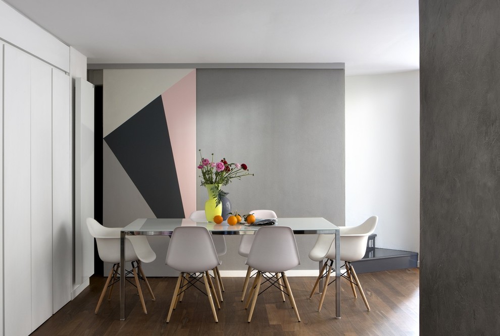 Foto di una piccola sala da pranzo aperta verso il soggiorno minimal con pareti multicolore, pavimento in legno massello medio e pavimento marrone