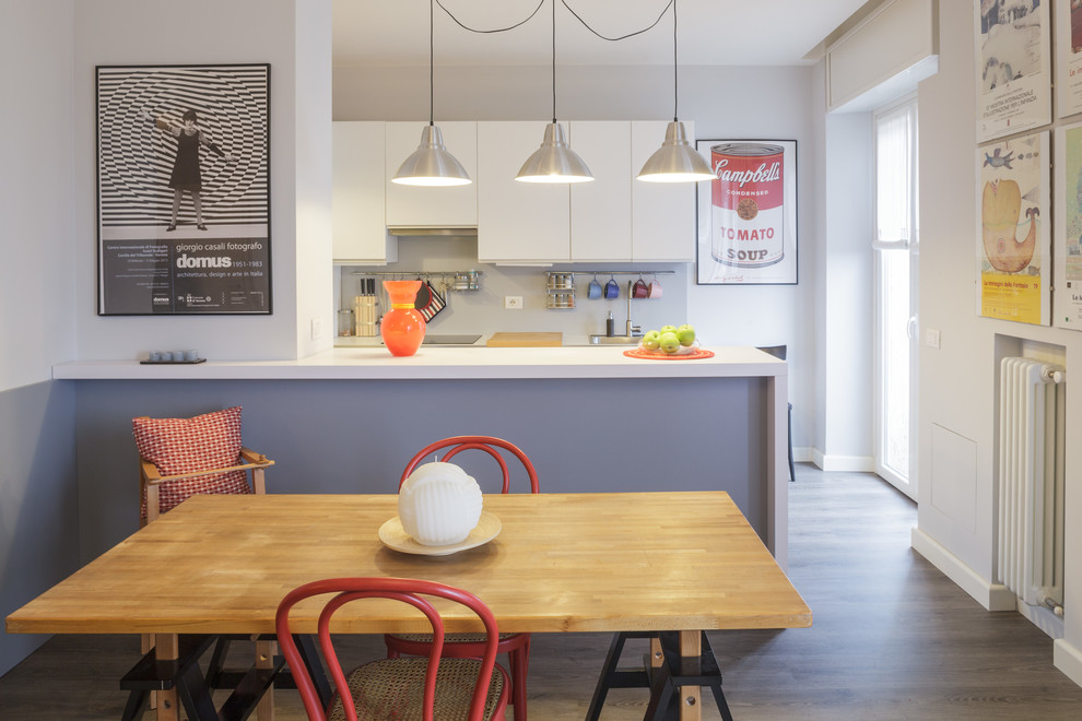 Стильный дизайн: маленькая кухня-столовая в современном стиле с серыми стенами, полом из ламината и серым полом для на участке и в саду - последний тренд