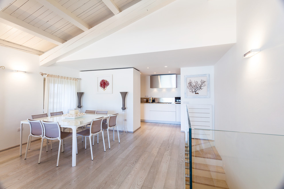 Idee per una grande sala da pranzo aperta verso il soggiorno design con pareti bianche, parquet chiaro e pavimento beige