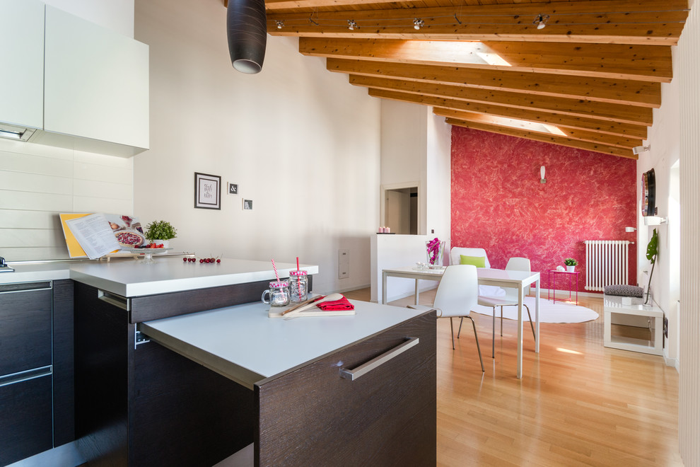 Inspiration pour une grande salle à manger ouverte sur le salon rustique avec un mur rouge et un sol en bois brun.