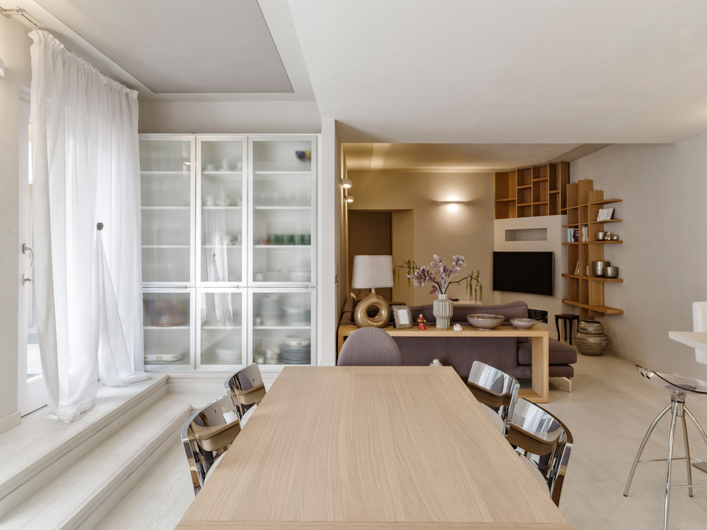 Свежая идея для дизайна: гостиная-столовая среднего размера в современном стиле с белыми стенами, белым полом и деревянным полом без камина - отличное фото интерьера