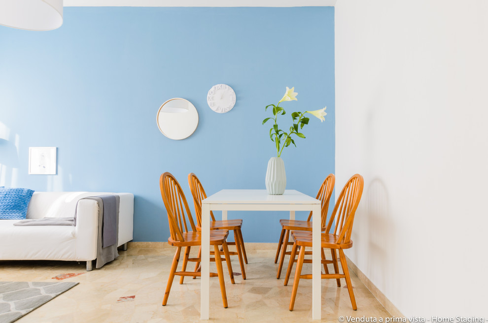 Immagine di una sala da pranzo aperta verso il soggiorno minimalista con pavimento in marmo