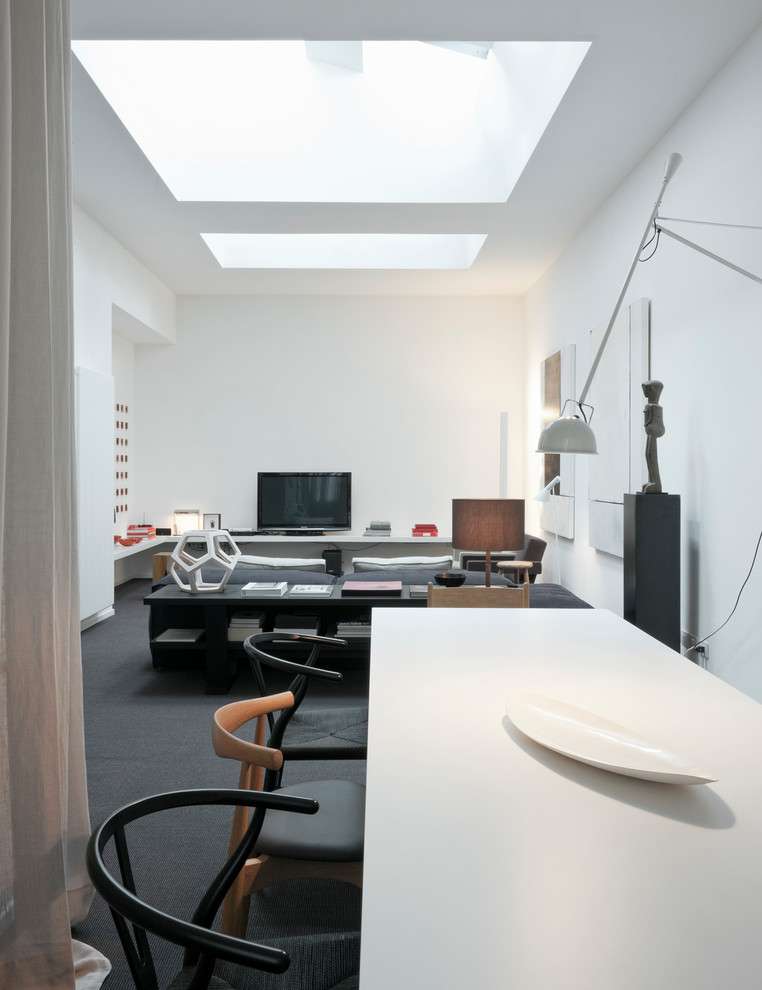 Ispirazione per una sala da pranzo aperta verso il soggiorno minimal di medie dimensioni con pareti bianche, moquette e pavimento nero