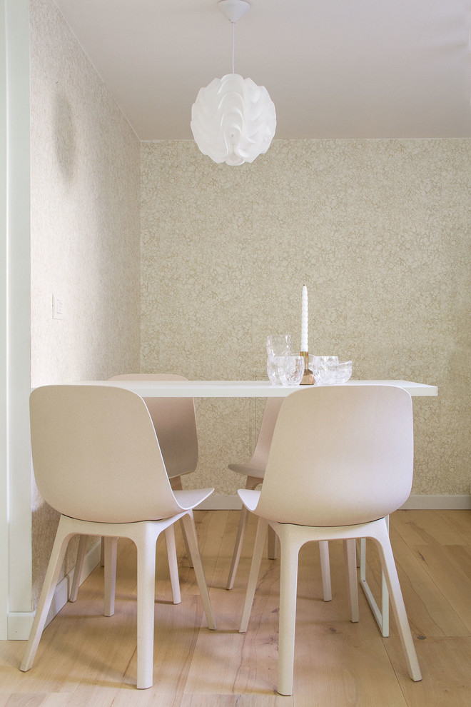 Offenes, Mittelgroßes Modernes Esszimmer mit braunem Holzboden in Mailand