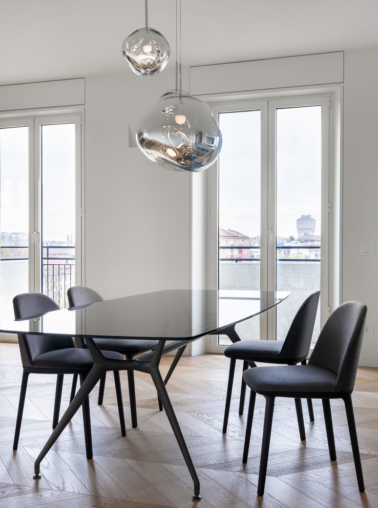 Diseño de comedor minimalista grande abierto con paredes blancas y suelo de madera en tonos medios