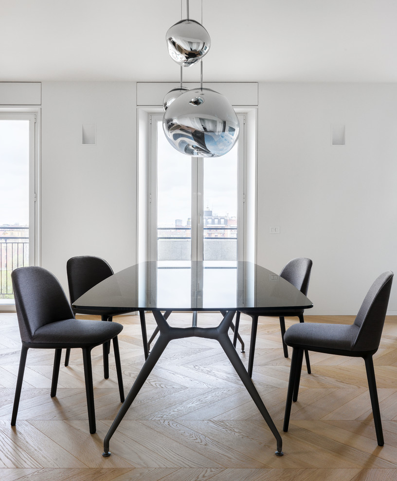 Idee per una grande sala da pranzo aperta verso il soggiorno minimalista con pareti bianche, pavimento in legno massello medio e pavimento beige