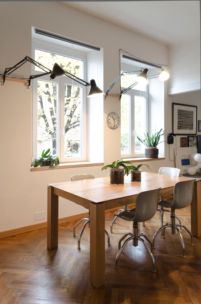 Exempel på en stor minimalistisk matplats, med grå väggar, mellanmörkt trägolv och brunt golv