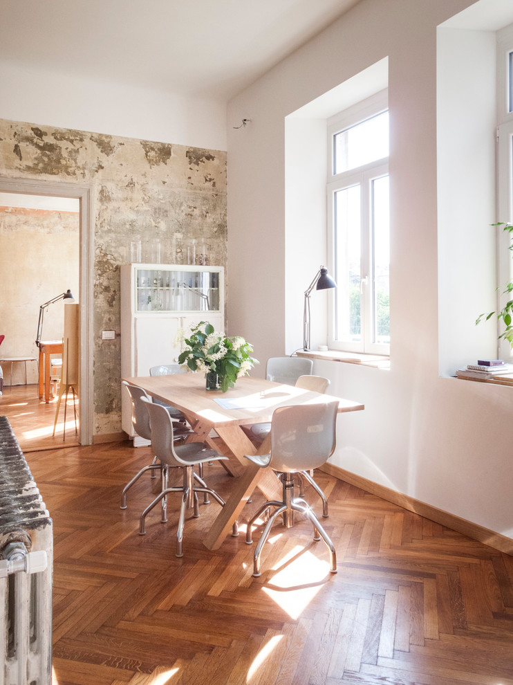Foto de comedor de cocina actual de tamaño medio con paredes blancas y suelo de madera en tonos medios