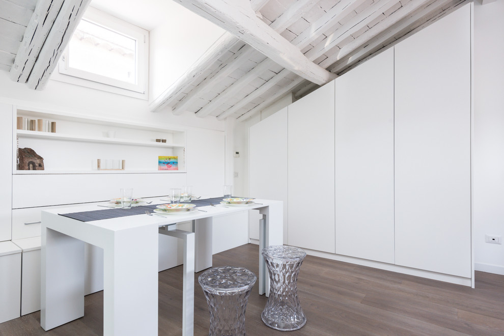 Foto di una piccola sala da pranzo aperta verso il soggiorno minimal con pareti bianche e parquet chiaro