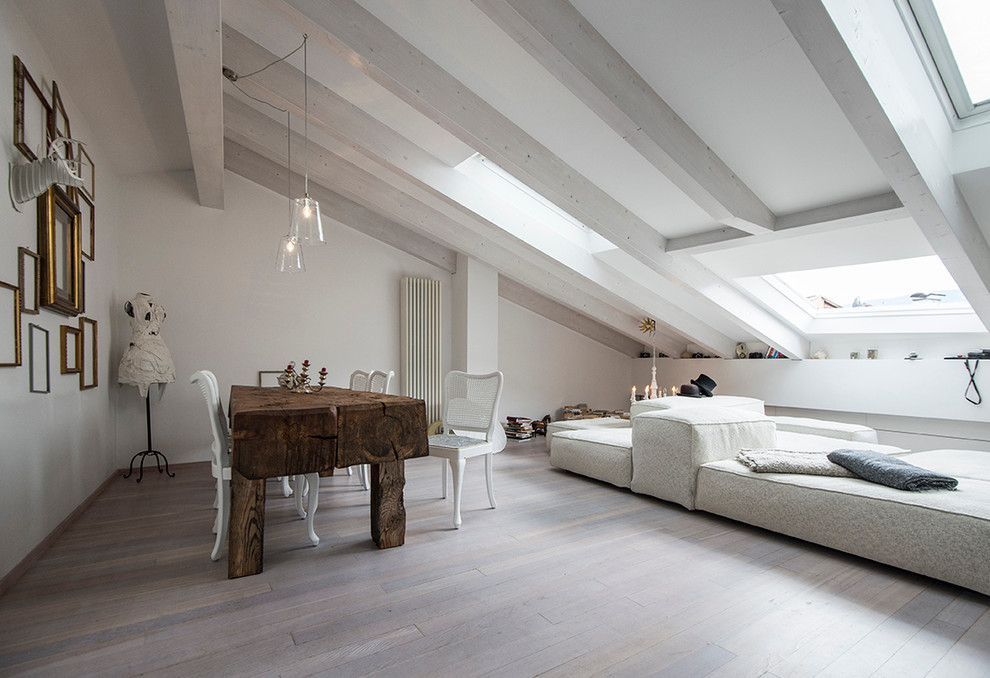 Offenes, Großes Modernes Esszimmer mit weißer Wandfarbe und hellem Holzboden in Sonstige