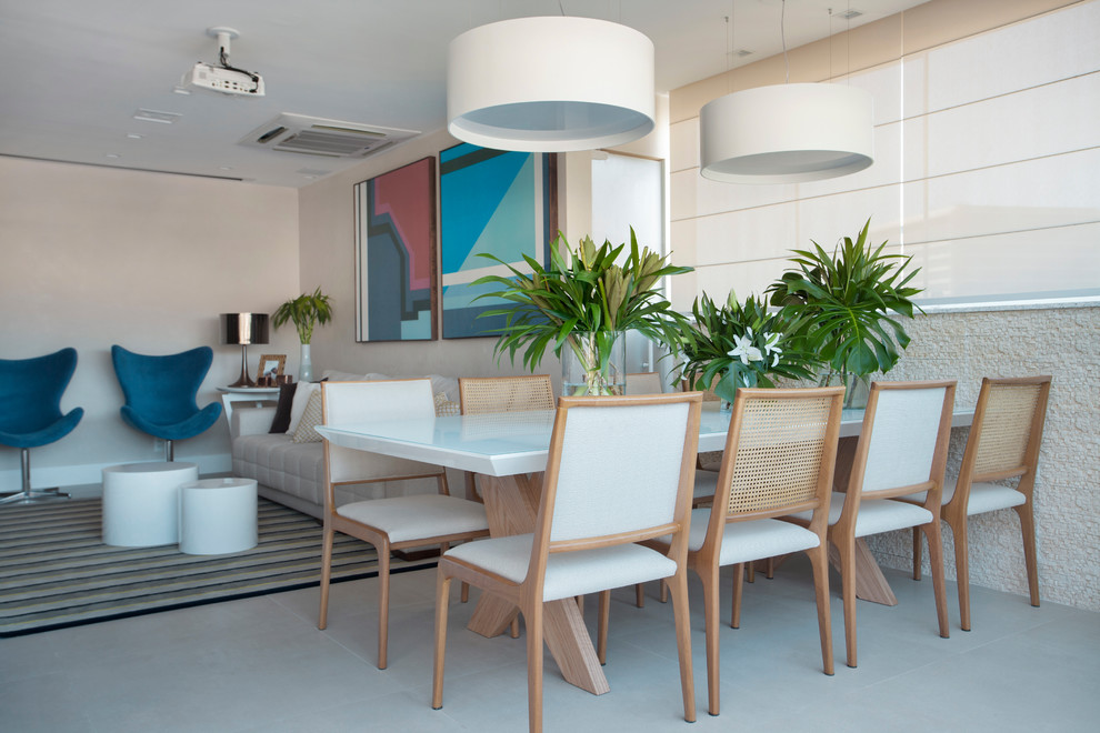 Immagine di una sala da pranzo design di medie dimensioni con pareti beige e pavimento bianco