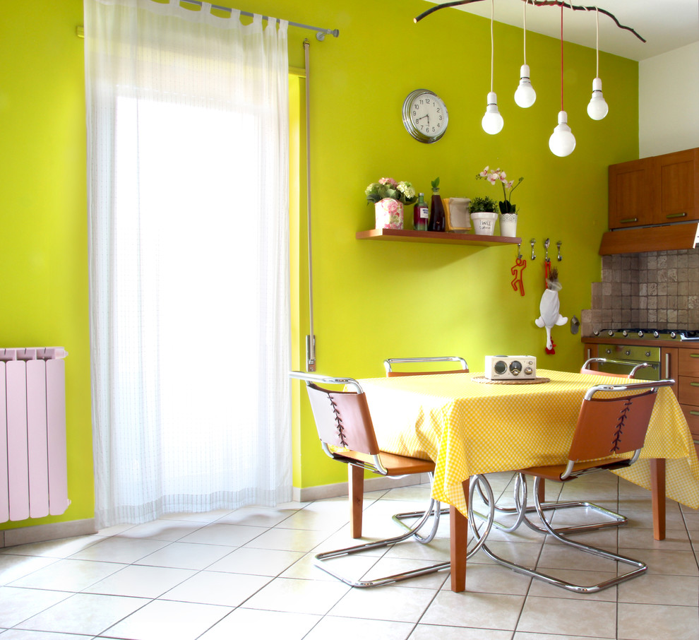 Ispirazione per una sala da pranzo aperta verso la cucina eclettica con pareti verdi