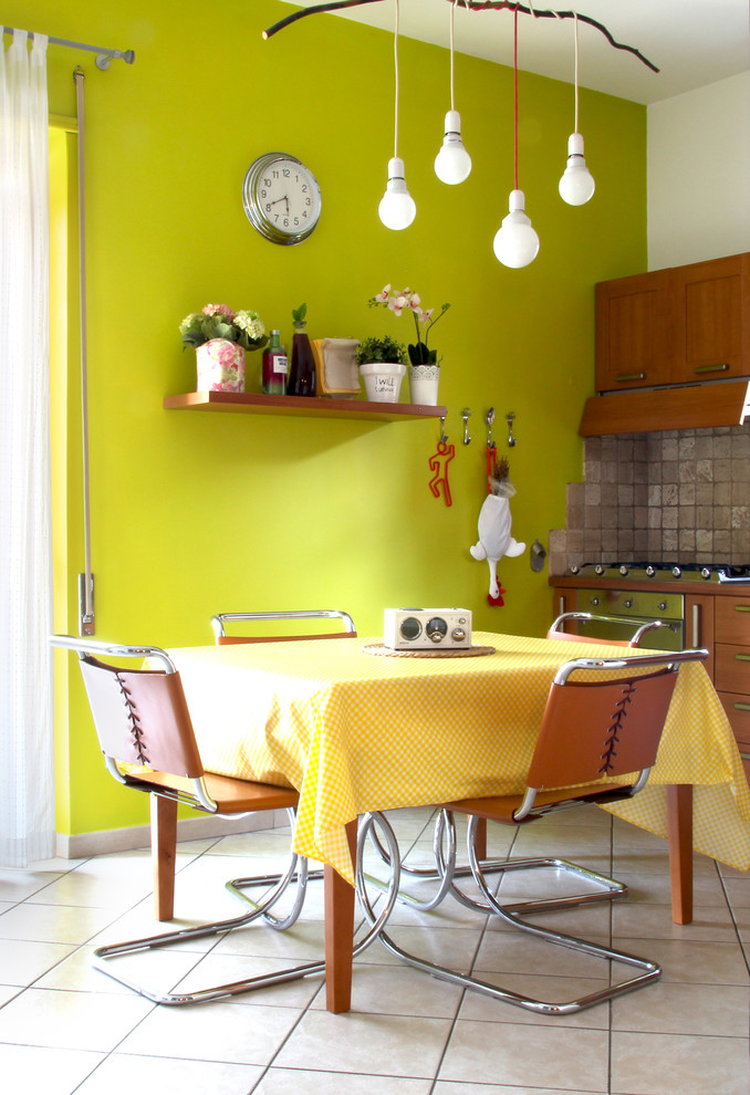На фото: кухня-столовая среднего размера в современном стиле с зелеными стенами и полом из керамической плитки с