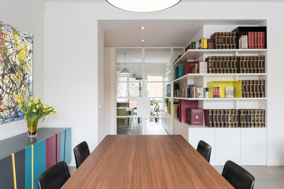 Foto di una sala da pranzo aperta verso il soggiorno moderna di medie dimensioni con pareti bianche e pavimento beige