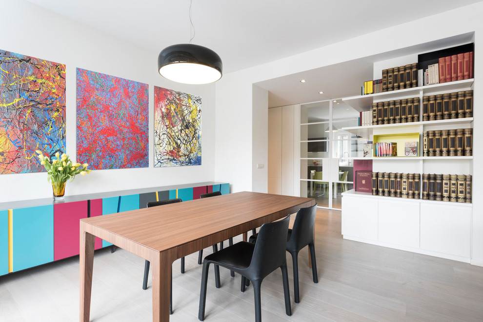 Esempio di una sala da pranzo aperta verso il soggiorno design di medie dimensioni con pareti bianche, pavimento beige e parquet chiaro