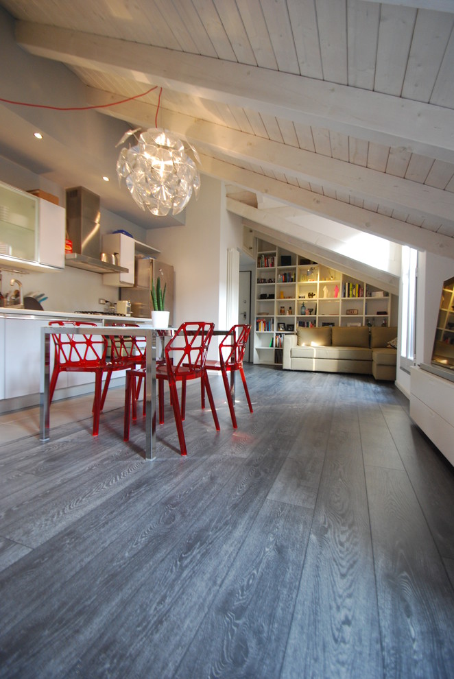 Источник вдохновения для домашнего уюта: большая кухня-столовая в современном стиле с белыми стенами и паркетным полом среднего тона