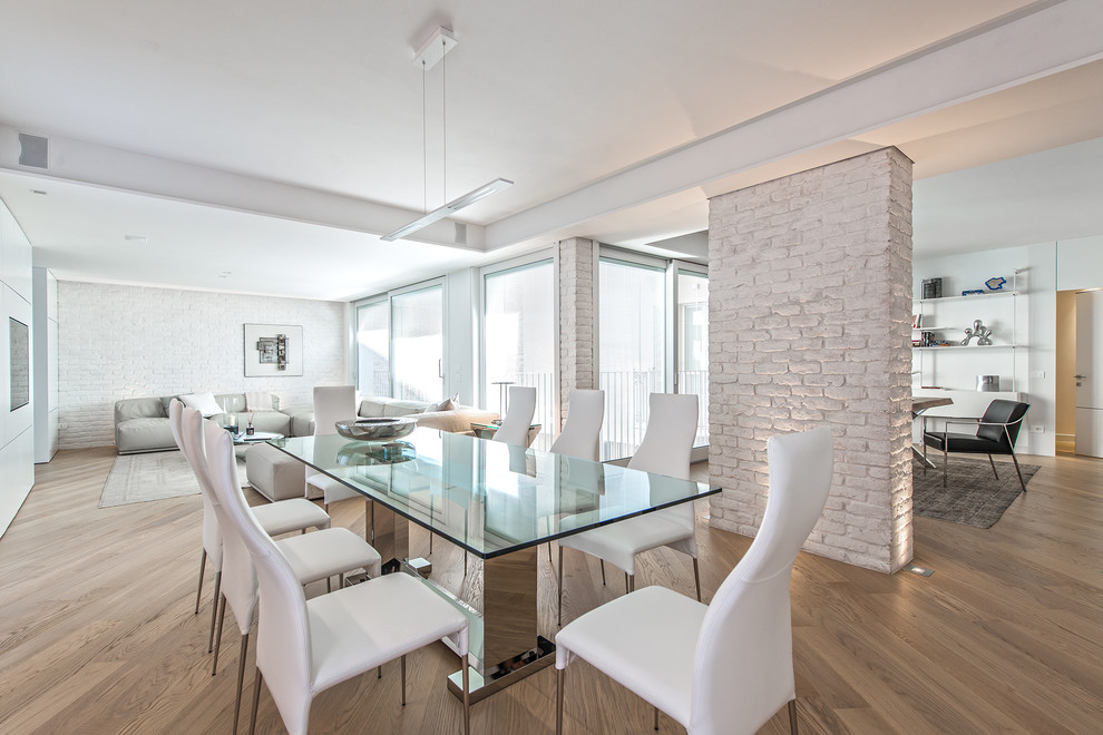 Ispirazione per una grande sala da pranzo aperta verso il soggiorno design con pareti bianche e pavimento in legno massello medio