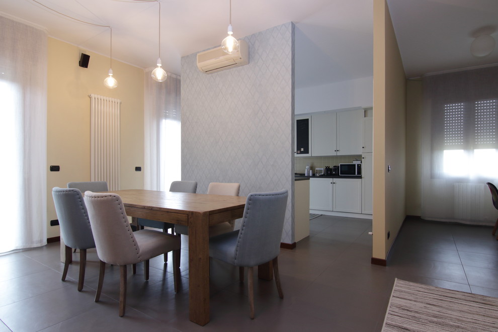 Идея дизайна: кухня-столовая среднего размера в восточном стиле с бежевыми стенами, полом из керамической плитки и коричневым полом