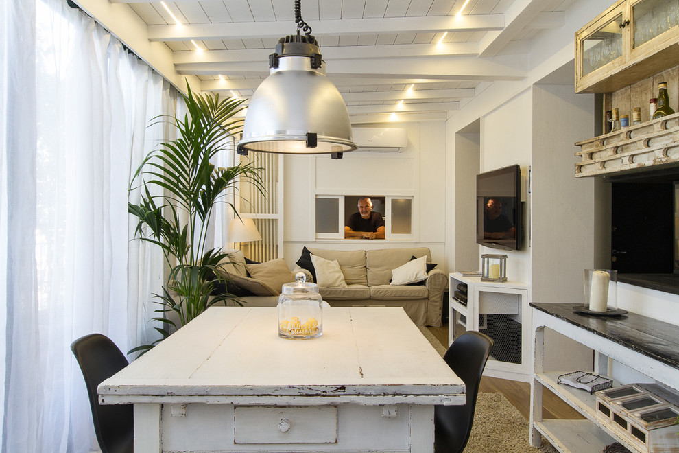 Offenes, Mittelgroßes Shabby-Chic Esszimmer mit weißer Wandfarbe, hellem Holzboden, Eckkamin und Kaminumrandung aus Holz in Mailand