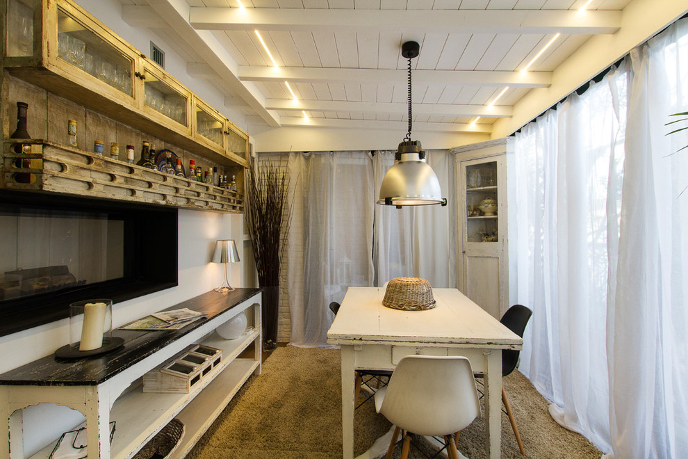 Offenes, Mittelgroßes Landhausstil Esszimmer mit weißer Wandfarbe, hellem Holzboden, Eckkamin und Kaminumrandung aus Holz in Mailand