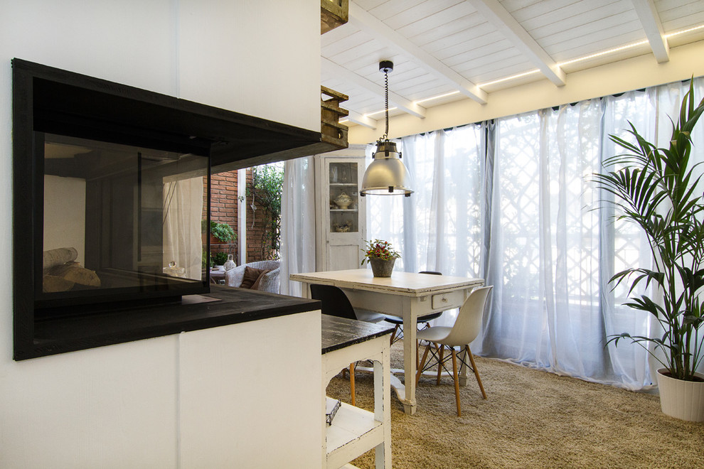 Offenes, Mittelgroßes Shabby-Look Esszimmer mit weißer Wandfarbe, hellem Holzboden, Eckkamin und Kaminumrandung aus Holz in Mailand